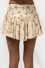 Minifalda con estampado floral, diseño de tiro alto con detalle de cordones frontales tipo corset y falda con volados.