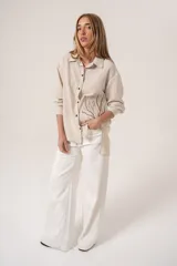 Camisa color beige con bordado de ramas en el frente, de corte holgado y manga larga.