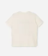 Remera de algodón de corte holgado y largo, con cuello redondo y mangas cortas. Presenta una estampa frontal con la frase 'L'AMORE GIACE IN TE' en color rojo sobre fondo crema.