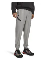 Pantalón tipo jogger Under Armour de tejido técnico repelente al agua, color gris. Presenta cintura elástica con cordón interno, bolsillos laterales, bolsillo con cierre sellado y puños elásticos en los tobillos.