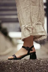 Sandalias de taco ancho bajo y tiras finas con acabado charol, con tira en el talón y hebilla ajustable.