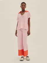 Pantalón de punto bicolor en rosado y naranja, de corte palazzo y largo hasta los tobillos. Presenta un calce holgado y cintura elastizada, confeccionado en una mezcla de algodón y acrílico.