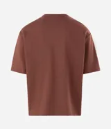 Remera de corte boxy y amplio, color marrón, con cuello redondo, mangas cortas y estampa frontal minimalista con texto en blanco.