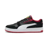 Championes Puma modelo Ferrari Court, de diseño urbano inspirado en el automovilismo. Presenta una combinación de colores negro, blanco y rojo, con el logo de Ferrari en la lengüeta y la icónica franja lateral de Puma en color blanco.