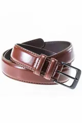 Cinturón marrón de cuero con hebilla metálica plateada.
