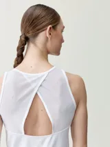 Musculosa deportiva Daila 2.0 de color blanco, confeccionada en tejido técnico con cuello redondo y diseño sin mangas.