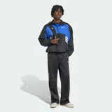 Campera deportiva Adidas Cutline Track Top, modelo en color negro con bloques de color azul y detalles de las icónicas tres tiras blancas en las mangas. Cuenta con cierre frontal completo, cuello alto y elásticos en puños y cintura.