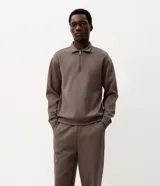 Pantalón masculino confeccionado en tejido de punto pesado con acabado liso, de corte recto y cintura elástica. Cuenta con bolsillos laterales funcionales.