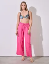 Pantalón de seda fría color fucsia, de pierna ancha, con pretina ancha elastizada en punto smock y cordón de ajuste.