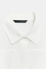 Camisa azul de manga corta y cuello solapa con costura horizontal en el pecho y cierre frontal oculto con botones.