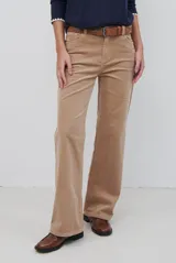 Pantalon de corte recto confeccionado en pana, con cintura media y cierre frontal.