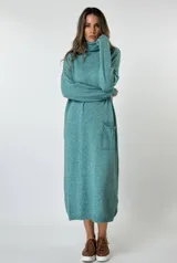 Vestido midi de punto color verde agua, con cuello tortuga, manga larga y bolsillos laterales.