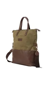 Cartera tipo tote combinada en tela canvas color verde oliva y base de cuero sintético marrón. Cuenta con doble asa de mano, correa larga ajustable y extraíble, cierre superior y etiqueta de marca en el frente.