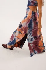 Vestido largo batik con escote en V, sin mangas y corte en la cintura.