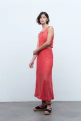 Conjunto de top corto y falda midi de encaje negro con diseño geométrico.