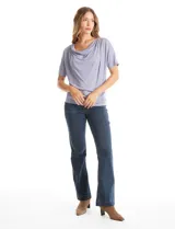 Remera de modal marca Philosophy, con diseño de cuello volcado y mangas cortas.