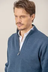Campera tipo sweater de punto con cierre frontal completo, cuello alto y bolsillos laterales. Confeccionada en mezcla de lana y viscosa, con puños y ruedo acanalados.