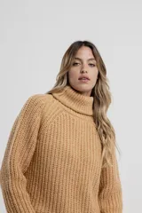 Sweater negro de tejido de punto grueso, con cuello alto y mangas largas.