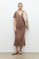 Vestido midi marrón con escote en V, mangas cortas y paneles laterales en contraste de color beige.