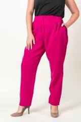 Pantalón fucsia de crepe con bolsillos laterales con detalle de paillettes.