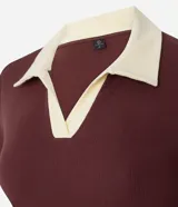Blusa de manga corta confeccionada en tejido acanalado de algodón con elastano, de color bordó con cuello polo en tono amarillo claro y escote en V.