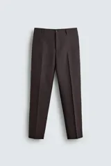 Pantalón de corte recto confeccionado en tejido con lana, color beige. Presenta bolsillos frontales, bolsillos traseros de vivo y cierre frontal con cremallera y botón.