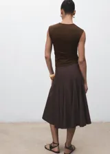 Camiseta sin mangas de color marrón, con cuello redondo, tirantes anchos y diseño entallado de tejido elástico.