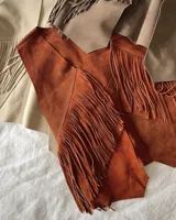 Chaleco negro de cuero vacuno con flecos largos en el frente y espalda.