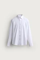 Camisa de corte regular fit confeccionada en tejido de algodón. Presenta cuello italiano, manga larga con puños abotonados y cierre frontal mediante botonadura.