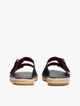 Sandalias Tommy Hilfiger de hombre color azul marino, con dos tiras de ajuste con hebilla plateada, plantilla de cuero y suela de yute y goma.