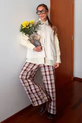 Pantalón de corte ancho a cuadros en tonos de verde, marrón y rosado.