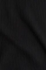 Vestido corto strapless negro en tejido de punto acanalado, con corte ajustado y banda de silicona en el borde superior.