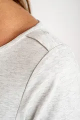 Remera gris melange de manga larga y cuello bote, de calce ajustado al cuerpo.