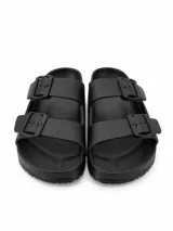Sandalias de dos tiras con hebillas ajustables, diseño anatómico y acabado en color negro.