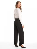 Pantalón de corte recto y silueta fluida, confeccionado en tela crepe. Presenta tiro medio-alto con pretina ancha, cartera cruzada desplazada hacia el lateral con aplique de botones metálicos, bolsillos laterales y detalles de tachas metálicas.
