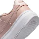 Championes Nike Court Vision Alta de mujer, con diseño de plataforma elevada y parte superior de cuero sintético texturizado en color rosado. Presenta el logo de la marca en el lateral, cierre con cordones y suela de goma blanca.