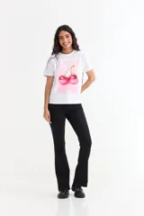 Remera de algodón color beige con cuello redondo y mangas cortas con dobladillo. Presenta un estampado frontal rectangular en color rosa con el texto en relieve 'PINK IS ALWAYS AN OPTION'.