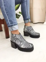 Botinetas grises con estampado de piel de serpiente, punta cuadrada, plataforma y taco de madera.