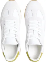 Zapatillas Calvin Klein de perfil bajo, confeccionadas en una combinación de ante, piel y lona. Presentan un diseño en color blanco con detalle en el talón en tono verde oliva y suela de caucho color caramelo.