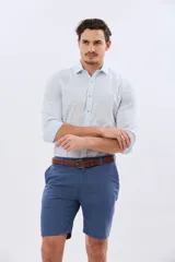 Bermuda clásica de corte recto, con bolsillos laterales y traseros, confeccionada en mezcla de lino y algodón.