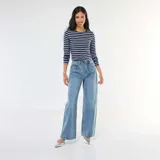 Pantalón de jean corte wide leg, de tiro alto, con costuras marcadas y cinturón fino del mismo tejido incluido.