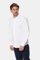 Camisa de lino color beige con cuello mao, manga larga, cierre frontal de botones y bordado sutil en el pecho.