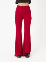 Pantalón de corte flare con cintura alta y silueta ajustada que se ensancha desde la rodilla hacia el ruedo. Confeccionado en tejido de jersey con caída fluida.