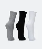 Kit de tres pares de medias deportivas blancas de caña media, con suela de toalla y tejido texturizado.