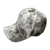 Gorra tipo cap con estampado estilo camuflado o tie-dye en tonos blanco, gris y negro. Cuenta con estructura de paneles y visera curva.
