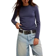 Remera de manga larga color azul melange, con cuello redondo y calce al cuerpo. Está confeccionada en una mezcla de algodón orgánico y reciclado.