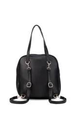 Mochila color bordó con doble asa superior, correas traseras regulables y bolsillo frontal con cierre. Se puede usar como mochila o como cartera.