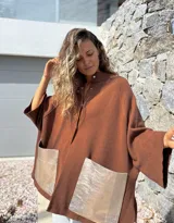 Saco tejido de punto en color marrón chocolate, con corte holgado y mangas anchas. Presenta cierre frontal con botones y dos bolsillos delanteros grandes en material metalizado color champán.