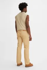 Jean de corte regular con cierre de botones, confeccionado en algodón resistente. Presenta un diseño clásico de cinco bolsillos y tiro medio.