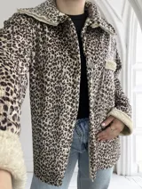 Sobrecamisa de pana con estampado animal print, cuello y puños de piel sintética.